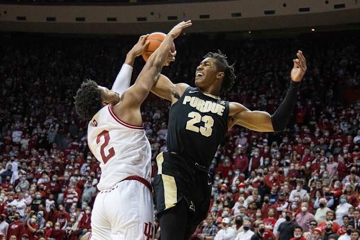 Michael Durr guards Jaden Ivey.